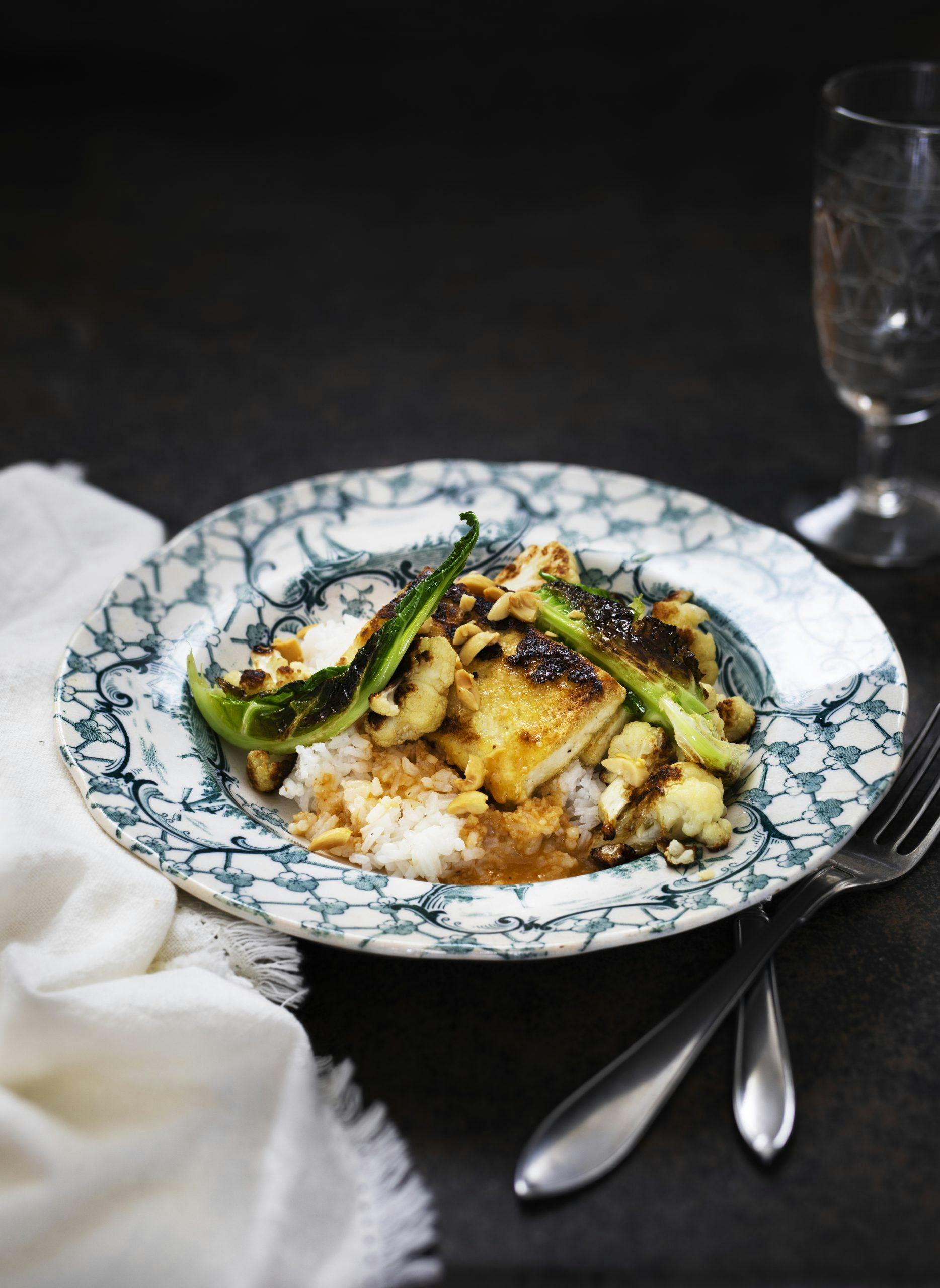 Stekt tofu med ristet blomkål og peanøttsaus Vegetarrett asiatisk
